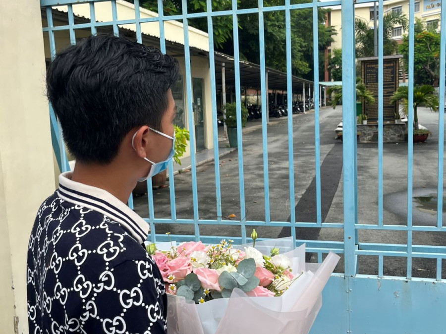 M.K cầm đóa hoa hướng về phòng thi. Ảnh: Kim Ngọc Nghiên M.K cầm đóa hoa hướng về phòng thi. Ảnh: Kim Ngọc Nghiên