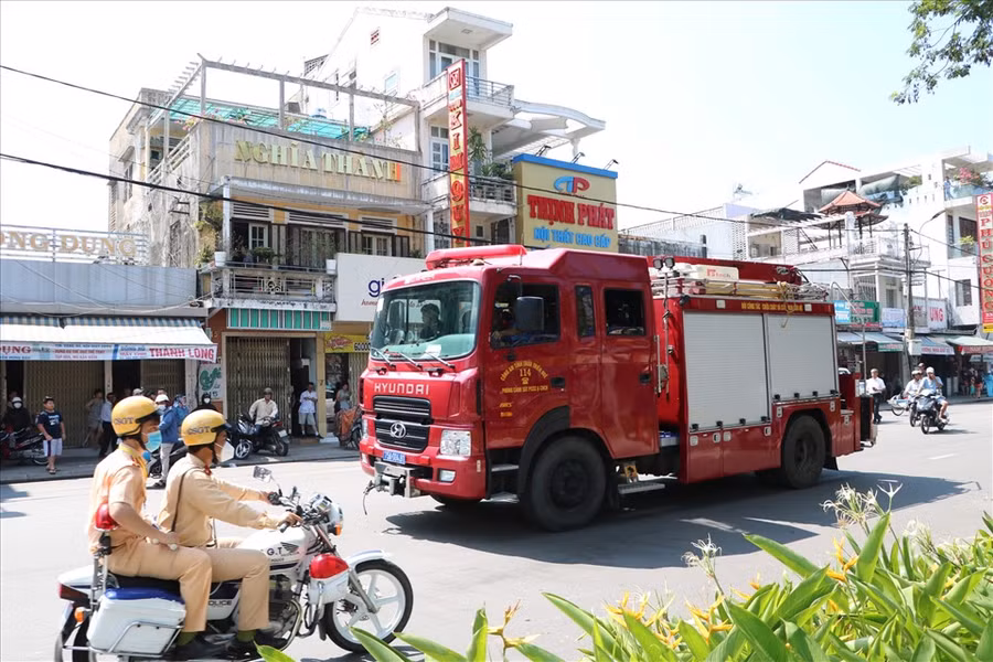 Lực lượng công an và xe chuyên dụng đã được điều động.