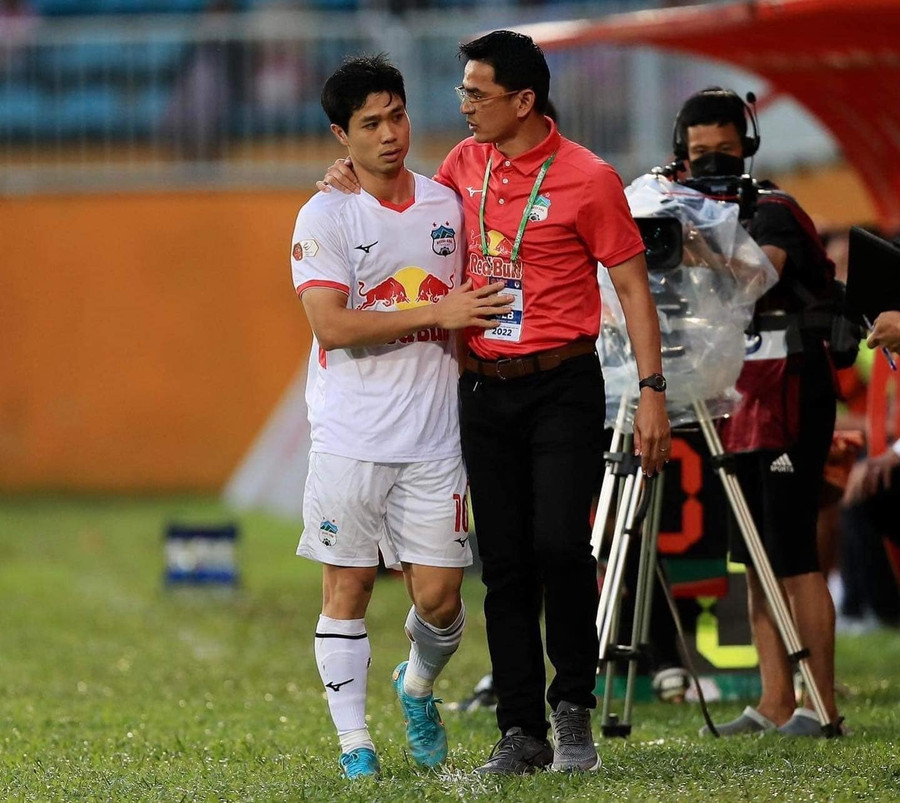 HLV Kiatisak truyền đạt với Công Phượng. Ảnh: Minh Trần