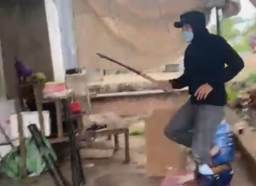Thanh niên mang rựa vào chém người trong vựa thu mua sầu riêng. Ảnh: Cắt từ clip