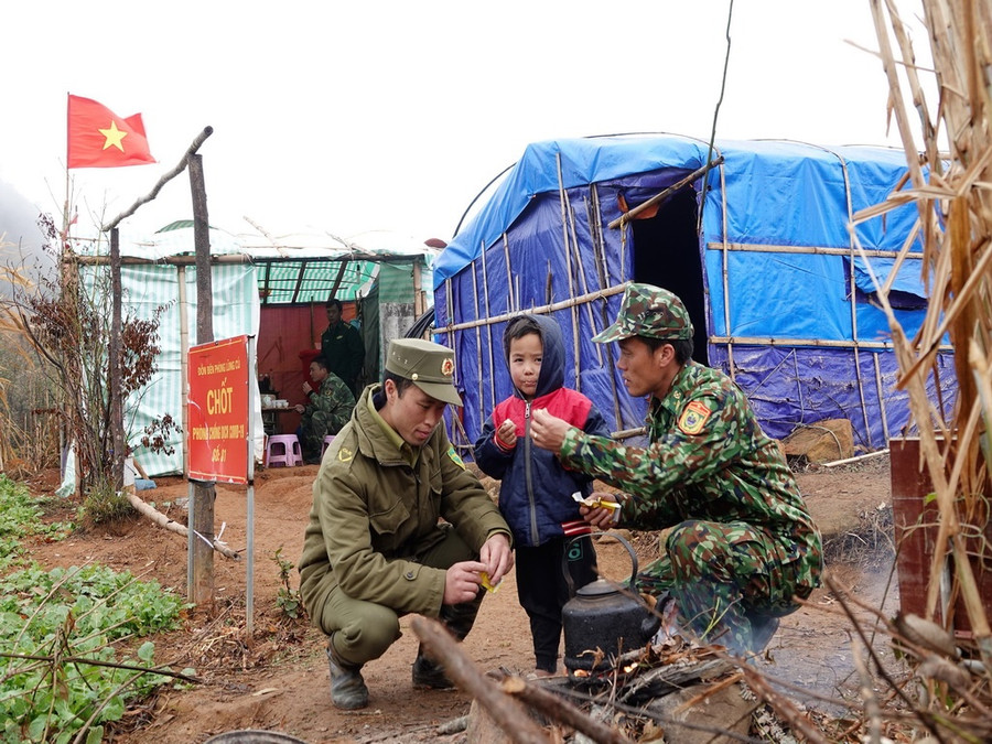 Bộ đội đồn BP Lũng Cú (Đồng Văn, Hà Giang) và công an xã Ma Lé trên chốt quản lý bảo vệ biên giới. Ảnh: Mai Thanh Hải