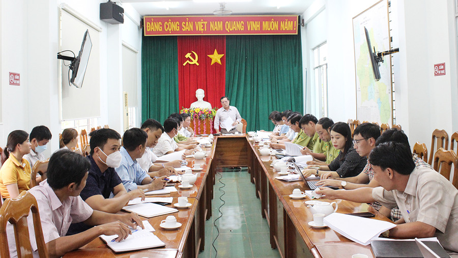 Quang cảnh buổi làm việc của đoàn giám sát tại huyện Chư Prông. Ảnh: Nguyễn Diệp  Ông Nguyễn Đình Phương- Trưởng Ban Kinh tế-Ngân sách HĐND tỉnh, Trưởng đoàn giám sát phát biểu tại buổi làm việc vơi huyện Chư Prông. Ảnh: Nguyễn Diệp