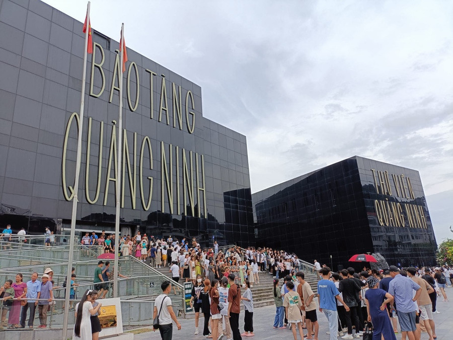 Bảo tàng tỉnh Quảng Ninh luôn đông nghịt khách tham quan. Ảnh: Lã Nghĩa Hiếu