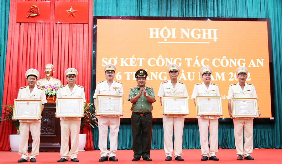 Thừa ủy quyền của Chủ tịch nước, Thiếu tướng Rah Lan Lâm-Ủy viên Ban Thường vụ Tỉnh ủy, Giám đốc Công an tỉnh trao Huân chương Bảo vệ Tổ quốc hạng ba cho các cá nhân. Ảnh: Lê Ánh Thiếu tướng Rah Lan Lâm-Ủy viên Ban Thường vụ Tỉnh ủy, Bí thư Đảng ủy, Giám đốc Công an tỉnh trao Huân chương Bảo vệ Tổ quốc hạng 3 cho các cá nhân. Ảnh: Lê Ánh