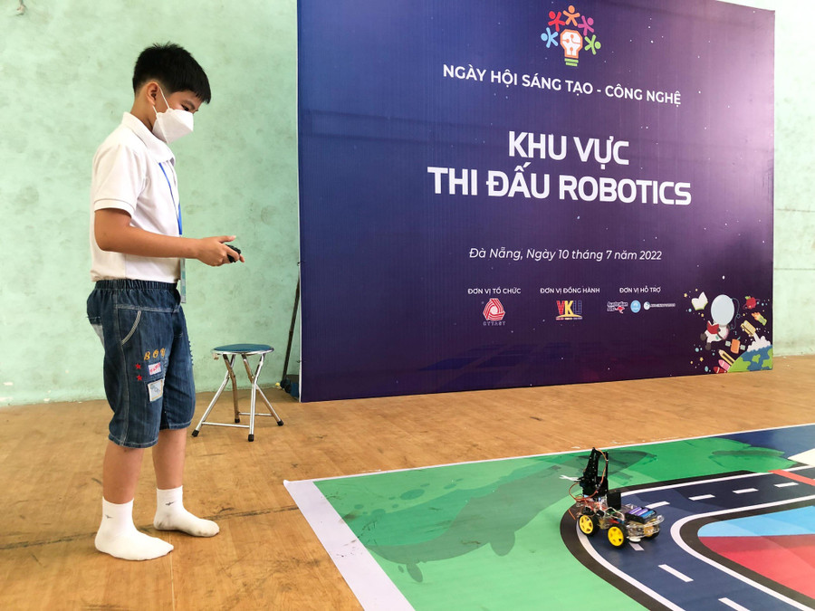 Thí sinh tham gia phần thi lập trình thi đấu robot tại Ngày hội Sáng tạo - Công nghệ năm 2022. Ảnh: H.D