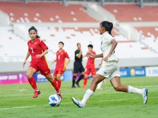 Đội nữ U.18 Việt Nam (áo đỏ) có chiến thắng với tỷ số tốithiểu trước U.18 Thái Lan. Ảnh: VFF