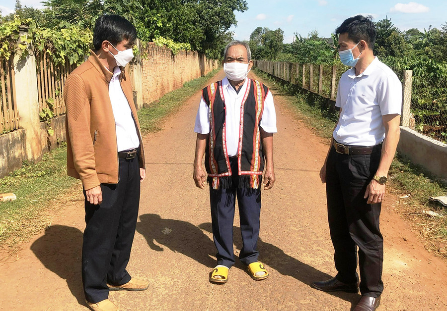 Ông Rơ Châm Kóp (giữa) trao đổi với cán bộ huyện về những vấn đề phát triển kinh tế-xã hội ở địa phương. Ảnh: Đinh Yến Ông Rơ Châm Kóp (giữa) trao đổi với cán bộ trẻ của huyện về những vấn đề phát triển kinh tế- xã hội ở địa phương. Ảnh: Đinh Yến