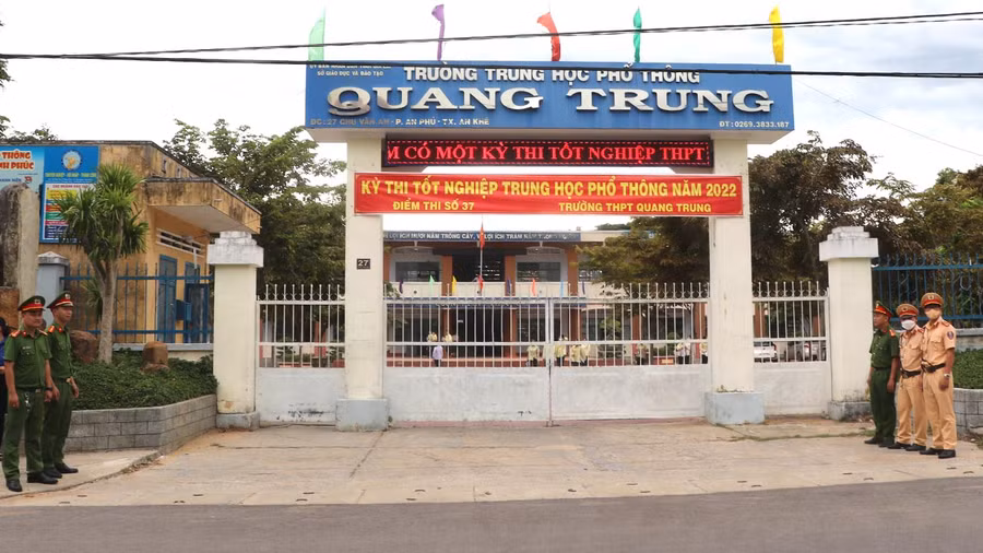 Công an thị xã An Khê bố trí cán bộ, chiến sĩ bảo đảm an ninh trật tự, an toàn giao thông tại các điểm thi trân địa bàn. Ảnh: Ngọc Minh