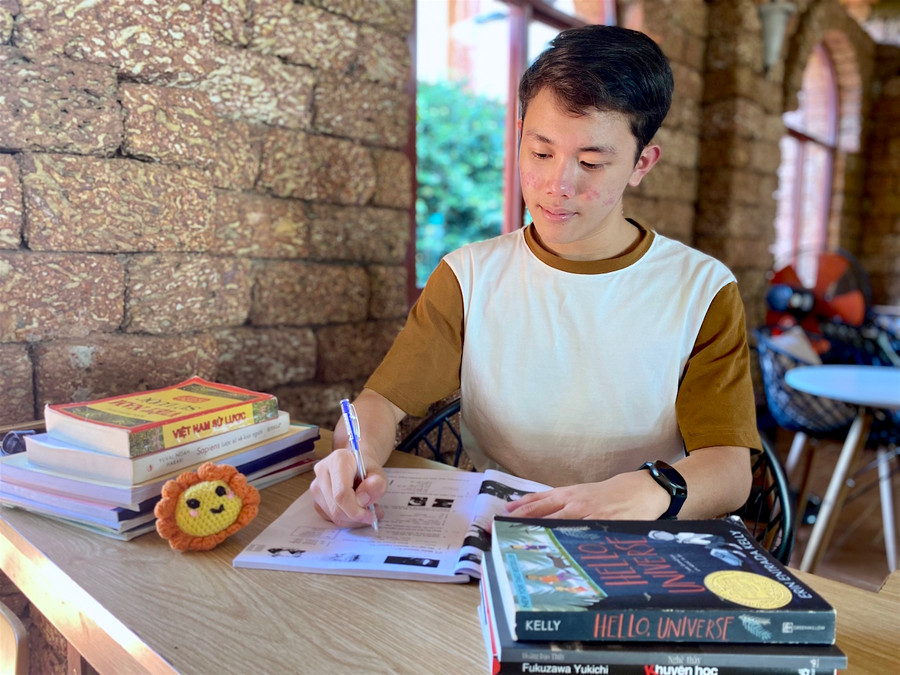 Em Nguyễn Vũ Nhật Huy đang chuẩn bị cho mình hành trang thật tốt để trở thành tân sinh viên Sư phạm Anh của Trường Đại học Sư phạm TP. Hồ Chí Minh. Ảnh: Mộc Trà
