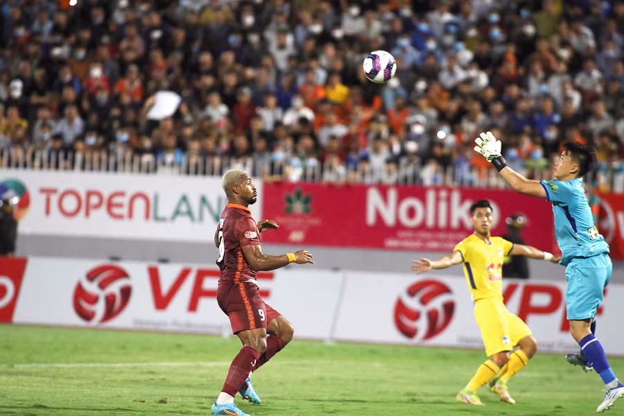 Thủ thành trẻ Văn Lợi là sự lựa chọn bất đắc dĩ của HLV Kiatisak. Ảnh: Cường Lê