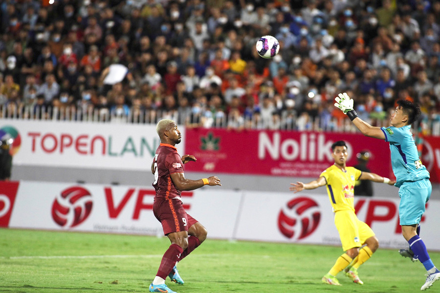 Thủ thành trẻ Văn Lợi là sự lựa chọn bất đắc dĩ của HLV Kiatisak. Ảnh: Cường Lê Thủ thành trẻ Văn Lợi là sự lựa chọn bất đắc dĩ của HLV Kiatisak. Ảnh: Cường Lê