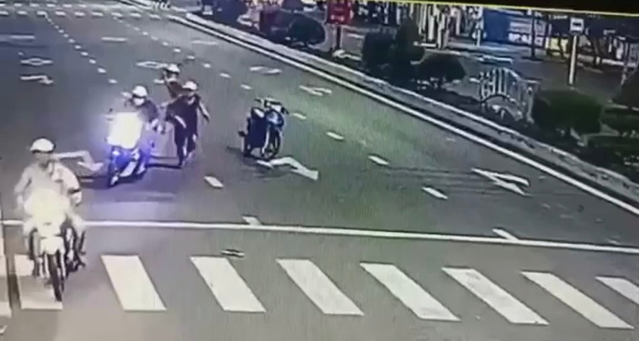 Người điều khiển xe cũng lao vào chém và rượt theo khi nạn nhân bỏ chạy. Ảnh cắt từ clip Người điều khiển xe cũng lao vào chém và rượt theo khi nạn nhân bỏ chạy. Ảnh cắt từ clip