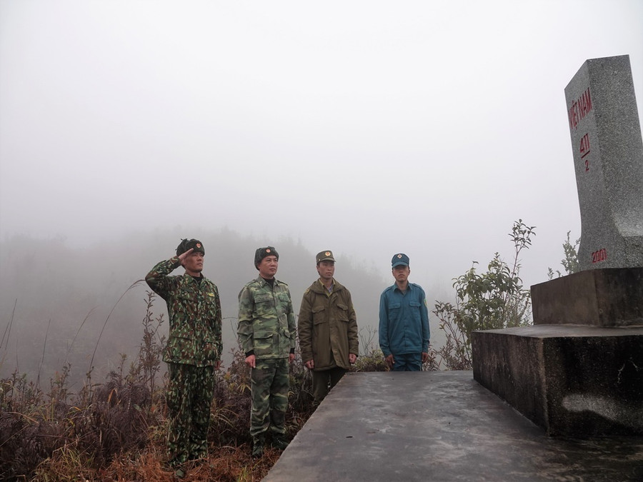 Cán bộ chiến sĩ Đồn BP Lũng Cú và lực lượng địa phương kiểm tra mốc 411 nằm ở địa bàn khó khăn, khắc nghiệt. Ảnh: Mai Thanh Hải