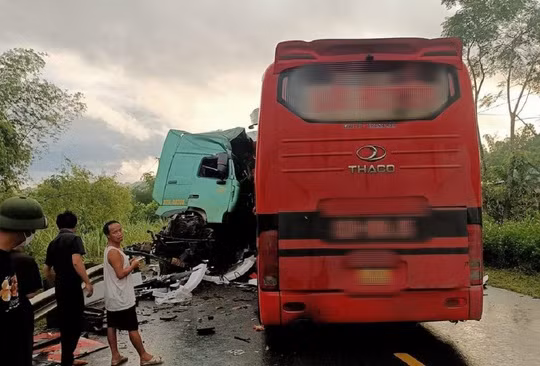 Hiện trường vụ tai nạn giao thông khiến 2 người thương vong Hiện trường vụ tai nạn giao thông khiến 2 người thương vong