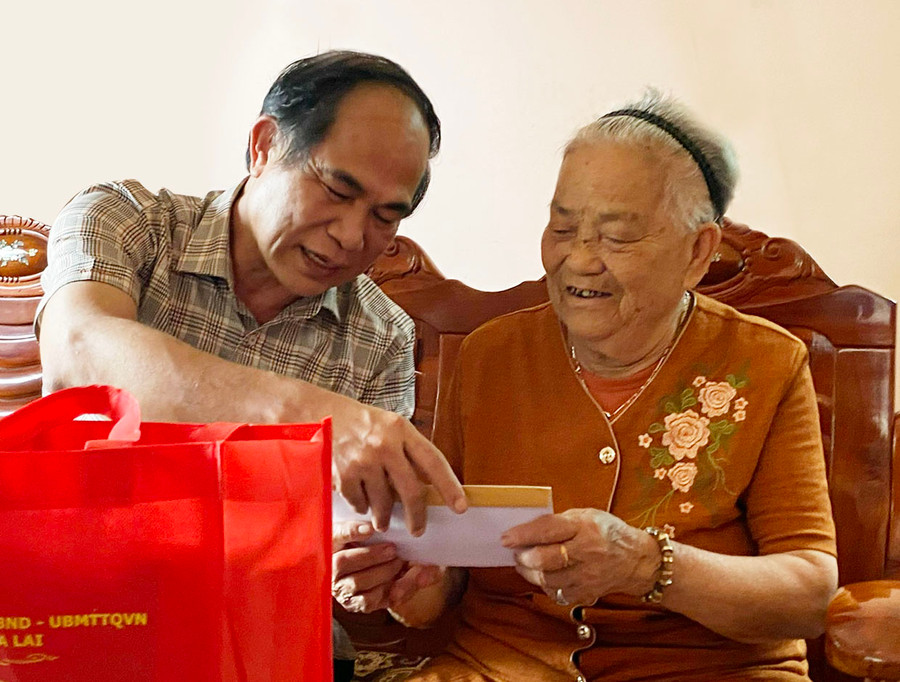 Bà Nguyễn Thị Mão (vợ liệt sĩ Phạm Đình Hồng; tổ 6, thị trấn Kon Dơng, huyện Mang Yang) đón nhận phần quà tri ân từ Chủ tịch UBND tỉnh Võ Ngọc Thành. Ảnh: Mộc Trà Bà Nguyễn Thị Mão (vợ liệt sĩ Phạm Đình Hồng; tổ 6, thị trấn Kon Dơng, huyện Mang Yang) đón nhận phần quà tri ân từ Chủ tịch UBND tỉnh Võ Ngọc Thành