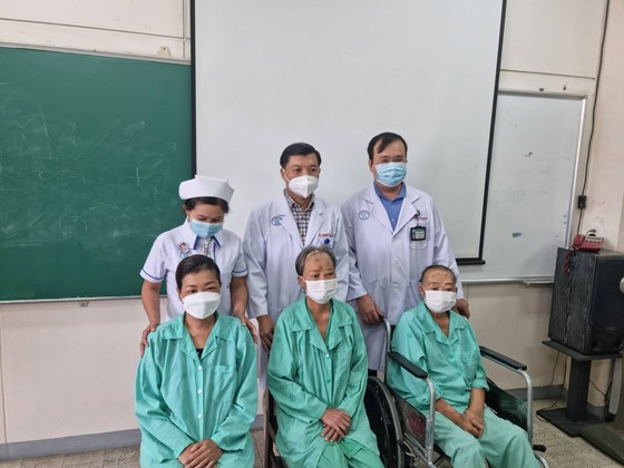 Các bác sĩ hỗ trợ bệnh nhân xuất viện. Ảnh nguồn SGGP Các bác sĩ hỗ trợ bệnh nhân xuất viện. Ảnh nguồn SGGP