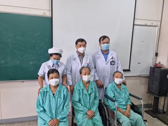 Các bác sĩ hỗ trợ bệnh nhân xuất viện. Ảnh nguồn SGGP