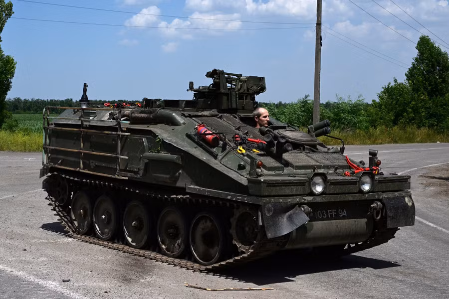 Quân nhân Ukraine lái xe bọc thép chở quân ở miền đông. Ảnh: AFP Quân nhân Ukraine lái xe bọc thép chở quân ở miền đông. Ảnh: AFP