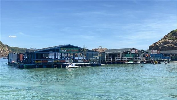 Tại khu vực đảo Hòn Khô Lớn có tám nhà hàng bè nổi hoạt động tự phát. (Ảnh: Tường Quân/TTXVN)