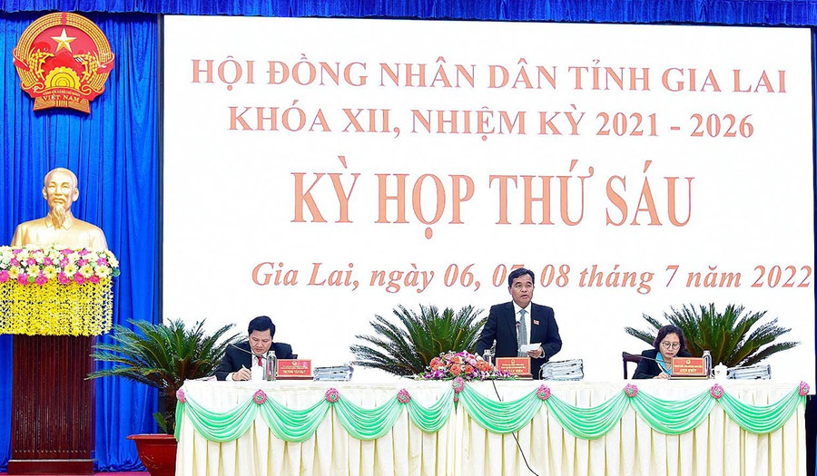 Chủ tọa điều hành kỳ họp. Ảnh: Đức Thụy