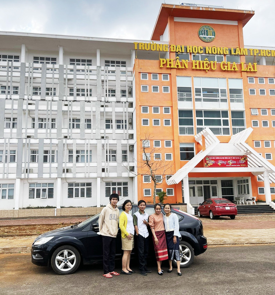 4 sinh viên Lào chụp ảnh cùng giảng viên (thứ 2 từ trái sang) trong khuôn viên Phân hiệu Trường Đại học Nông Lâm TP. Hồ Chí Minh tại Gia Lai. Ảnh: Phương Dung 4 sinh viên Lào chụp ảnh cùng giảng viên (thứ 2 từ trái sang) trong khuôn viên Phân hiệu Trường Đại học Nông Lâm TP. Hồ Chí Minh tại Gia Lai. Ảnh: Phương Dung