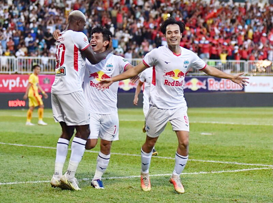 Văn Toàn tiếp tục tỏa sáng giúp HAGL chiến thắng. Ảnh: Văn Ngọc