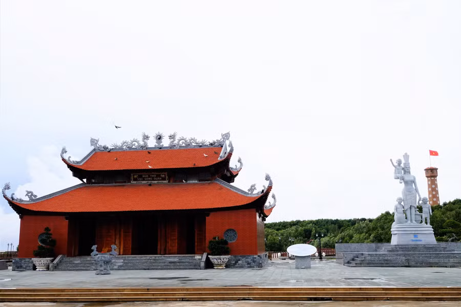  Công trình đền thờ Lạc Long Quân và tượng Mẹ, ở Đất Mũi Cà Mau. Ảnh: Mai THanh Hải