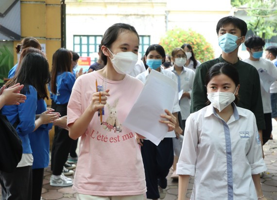 Tiếng Anh có số thí sinh đạt điểm dưới trung bình cao nhất, cả nước có 5 thí sinh đạt điểm 10 môn Văn ảnh 1 Thí sinh dự thi tốt nghiệp THPT 2022. Ảnh: QUANG PHÚC