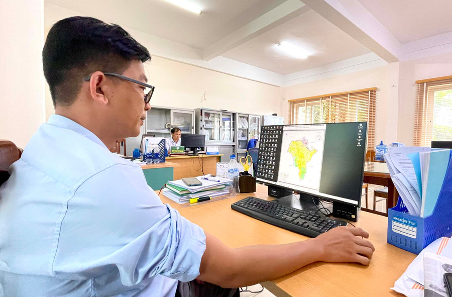 Anh Nguyễn Thanh Tùng-Phòng Kế hoạch Kỹ thuật (Quỹ Bảo vệ và Phát triển rừng tỉnh) kiểm tra hiện trạng rừng trên phần mềm MapInfo trước khi giám sát thực tế. Ảnh: Minh Phương