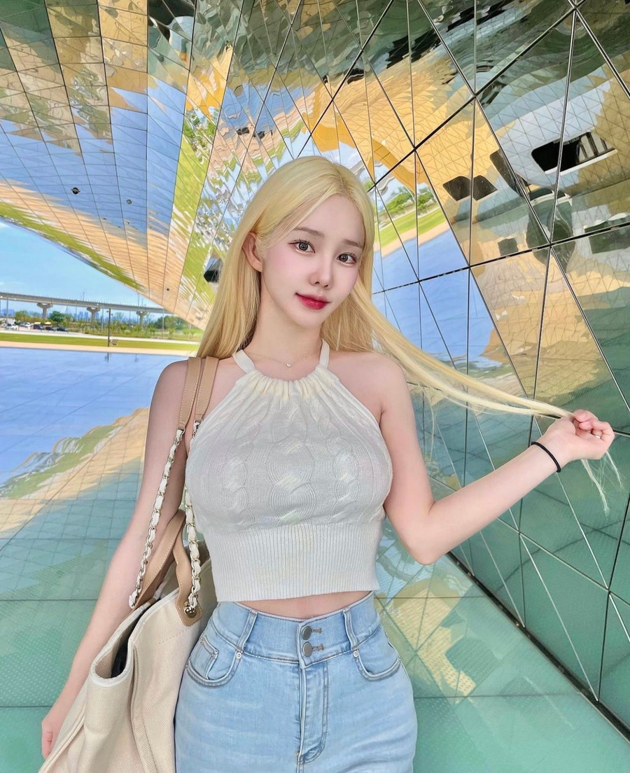 Phong cách quen thuộc và đơn giản nhất để mặc đẹp với áo cổ yếm là mix chúng cùng quần hoặc chân váy jeans.