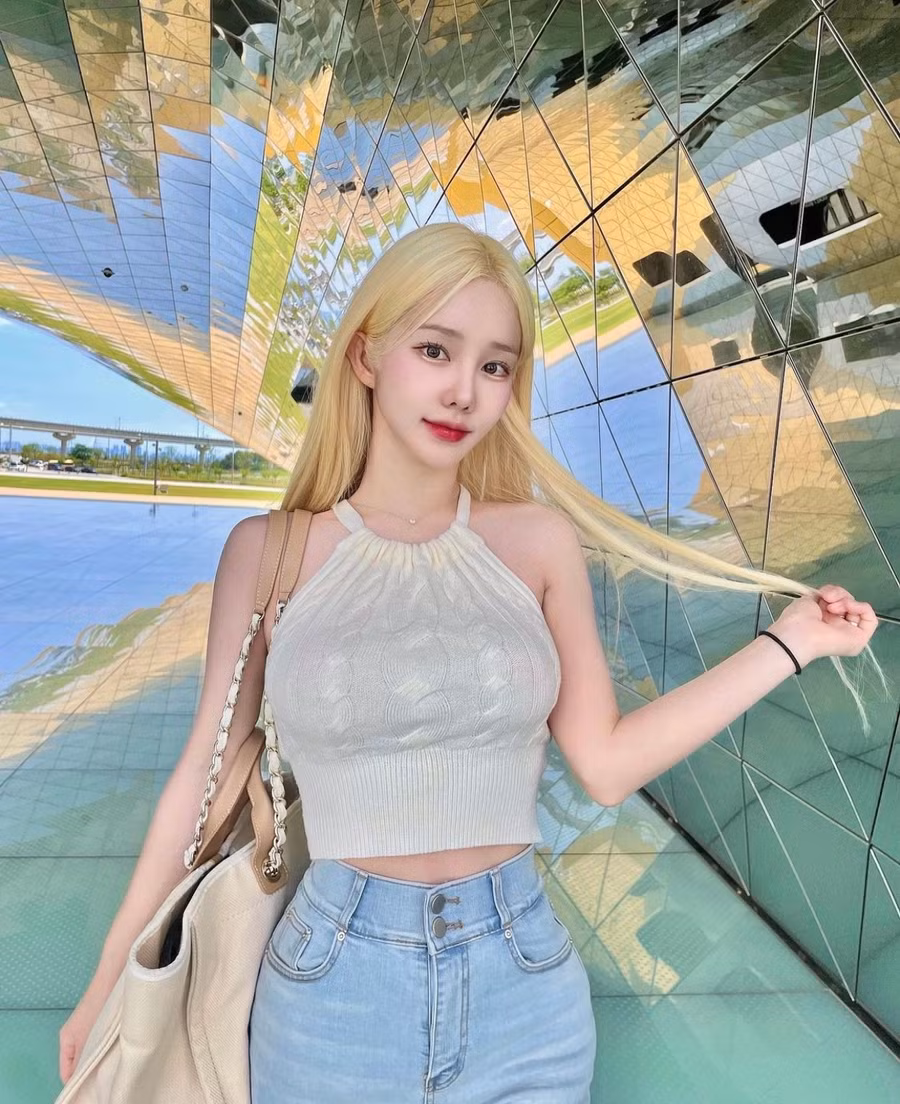 Phong cách quen thuộc và đơn giản nhất để mặc đẹp với áo cổ yếm là mix chúng cùng quần hoặc chân váy jeans.