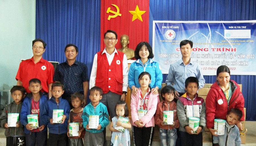 Đại diện Hội Chữ thập đỏ tỉnh Gia Lai tặng sữa cho trẻ em có hoàn cảnh khó khăn tại huyện Mang Yang. Ảnh: Minh Hiển Đại diện Hội Chữ thập đỏ tỉnh Gia Lai tặng sữa cho trẻ em có hoàn cảnh khó khăn tại huyện Mang Yang. Ảnh: Minh Hiển