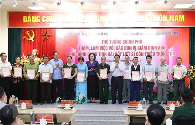 Thủ tướng Phạm Minh Chính trao kết quả giám định ADN cho gia đình liệt sỹ. (Ảnh: Dương Giang/TTXVN) Thủ tướng Phạm Minh Chính trao kết quả giám định ADN cho gia đình liệt sỹ. (Ảnh: Dương Giang/TTXVN)