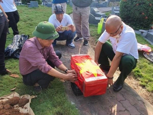 Anh Hùng cùng với ông Nguyễn Sỹ Hồ trong một chuyến bốc mộ liệt sĩ. Ảnh: Quang Viên