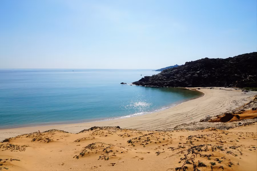  Đường đi bộ từ thôn Đầm Môn ra Mũi Đôi phải xuyên qua sa mạc cát ven biển. Ảnh: Mai Thanh Hải