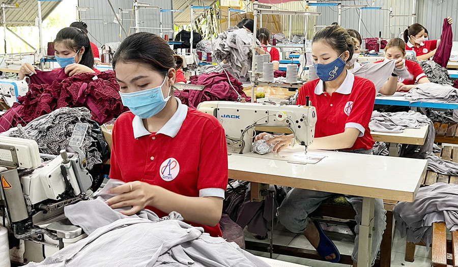  Hợp tác xã May gia công An Phú (TP. Pleiku) góp phần giải quyết việc làm cho lao động nữ tại địa phương. Ảnh: Minh Châu