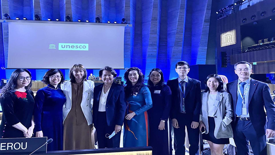 Đoàn Việt Nam tham dự Kỳ họp Đại hội đồng lần thứ 9 các quốc gia thành viên Công ước Bảo vệ di sản văn hóa phi vật thể. Ảnh nguồn nhandan.vn Đoàn Việt Nam tham dự Kỳ họp Đại hội đồng lần thứ 9 các quốc gia thành viên Công ước Bảo vệ di sản văn hóa phi vật thể. Ảnh nguồn nhandan.vn)