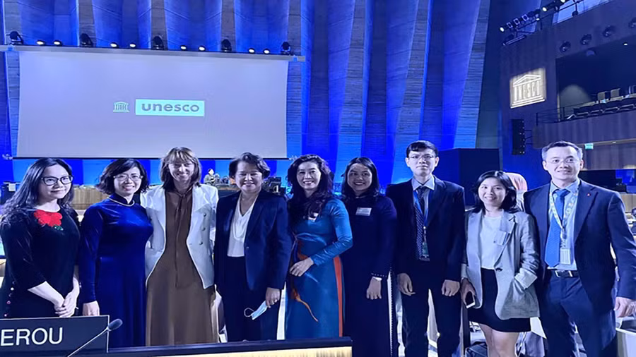 Đoàn Việt Nam tham dự Kỳ họp Đại hội đồng lần thứ 9 các quốc gia thành viên Công ước Bảo vệ di sản văn hóa phi vật thể. Ảnh nguồn nhandan.vn Đoàn Việt Nam tham dự Kỳ họp Đại hội đồng lần thứ 9 các quốc gia thành viên Công ước Bảo vệ di sản văn hóa phi vật thể. Ảnh nguồn nhandan.vn)