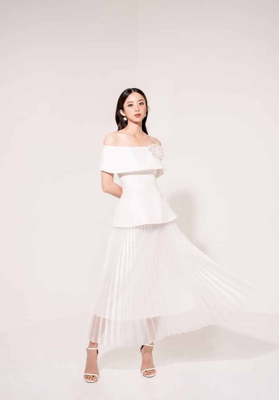  Nếu muốn có được vẻ ngoài nhẹ nhàng, duyên dáng, kiểu tóc buông xõa sẽ rất lý tưởng để chị em chọn diện với đầm trắng trễ vai hoặc cúp ngực.