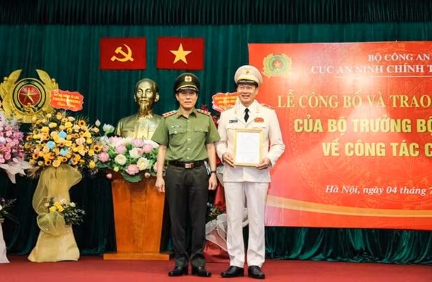Thứ trưởng Lương Tam Quang trao quyết định, tặng hoa chúc mừng Thiếu tướng Vũ Hồng Văn, tân Cục trưởng Cục An ninh chính trị nội bộ. (Nguồn: Tiền Phong)