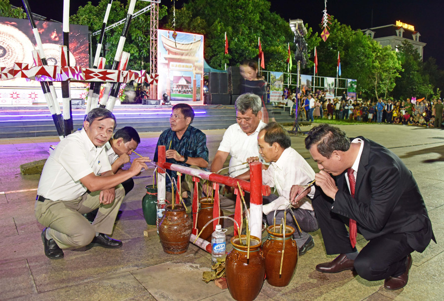 Lãnh đạo tỉnh và huyện Kbang thưởng thức rượu cần tại lễ khai mạc Ngày hội du lịch Kbang. Ảnh: Đức Thụy
