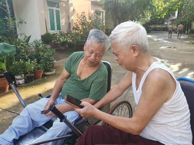 Thương binh Ðinh Văn Bách đang đọc thơ cho đồng đội nghe