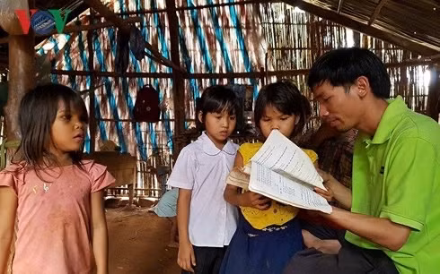 Những cuốn sách được anh nâng niu, đem đến cho các em nhỏ vùng cao. Ảnh nguồn PLO