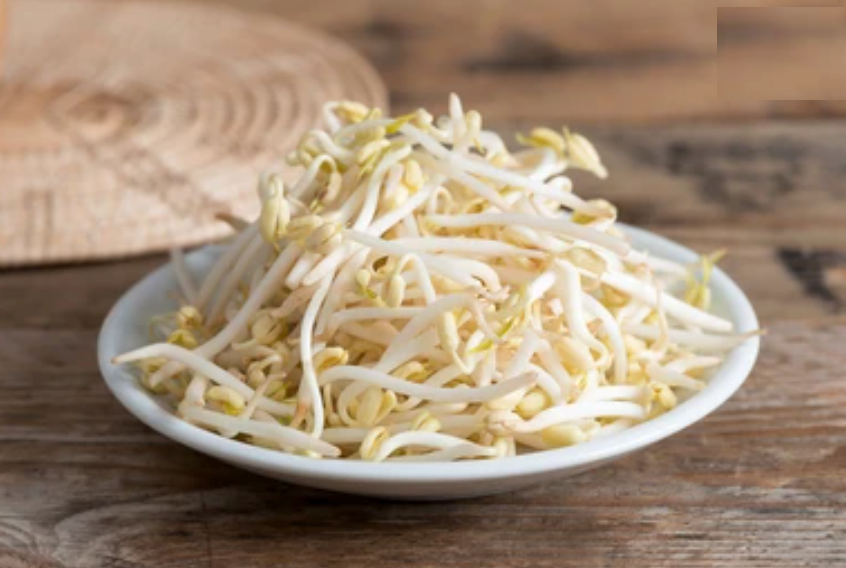 Giá đậu xanh là vị thuốc có tính mát, vị nhạt. Ảnh: Shutterstock