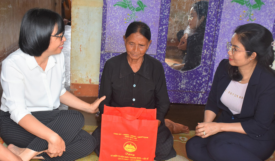  Phó Chủ tịch UBND tỉnh Nguyễn Thị Thanh Lịch và đoàn công tác thăm hỏi gia đình bà Rơ Ma Binh (thân nhân liệt sĩ, làng Luh Rưng, xã Ia Hrú). Ảnh: Trần Dung