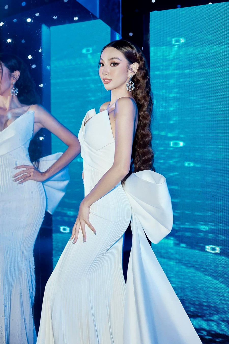 Thiết kế cúp ngực với điểm nhấn là chiếc nơ to bản được đính kết tinh tế ở phía sau. Thiết kế cúp ngực với điểm nhấn là chiếc nơ to bản được đính kết tinh tế ở phía sau.