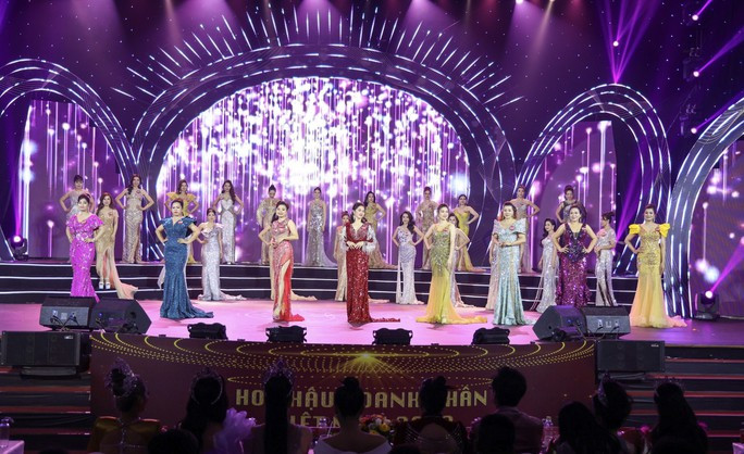 Phần thi trang phục dạ hội Phần thi trang phục dạ hội