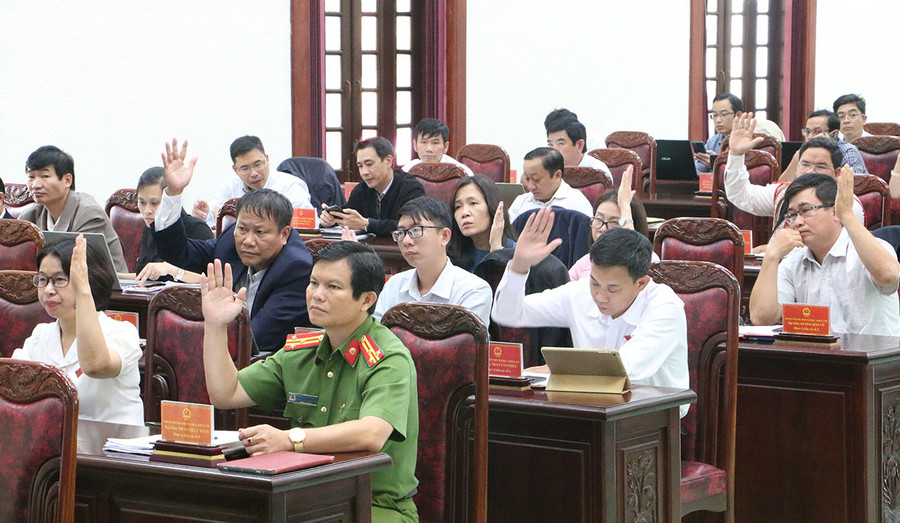 Các đại biểu biểu quyết thong qua 26 nghị quyết quan trọng. Ảnh: Quang Tấn