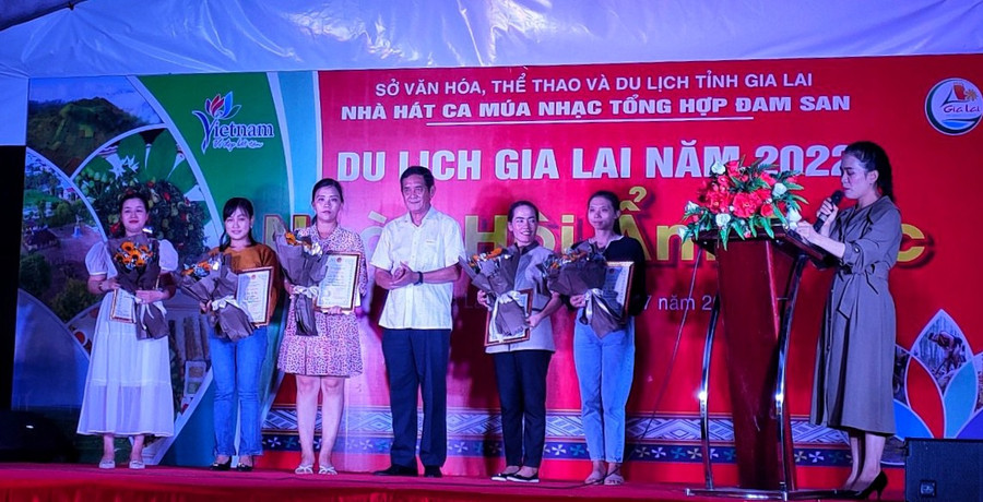 Ban tổ chức trao giải cho các thí sinh có thành tích cao tại hội thi. Ảnh Minh Châu