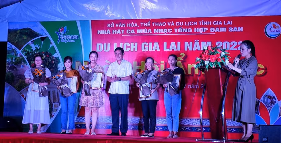 Ban tổ chức trao giải cho các thí sinh có thành tích cao tại hội thi. Ảnh Minh Châu